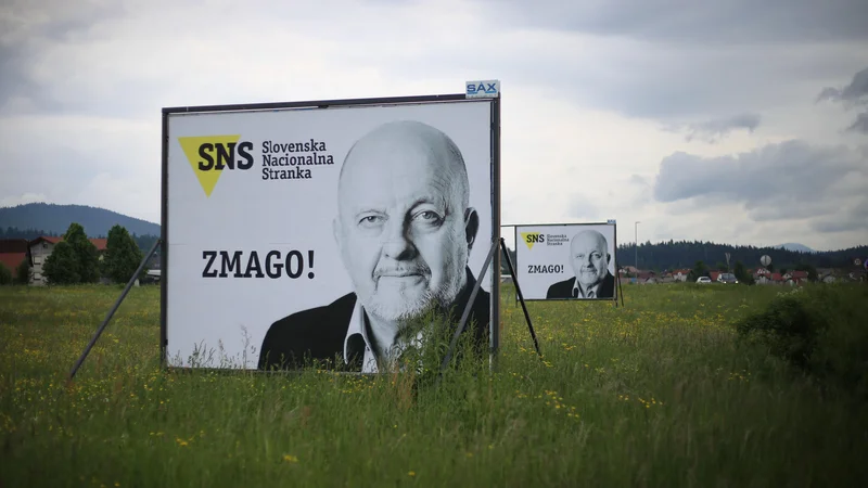 Volilni plakati SNS so bili letos dovolj prepričljivi za uvrstitev v parlament. FOTO: Leon Vidic/Delo
