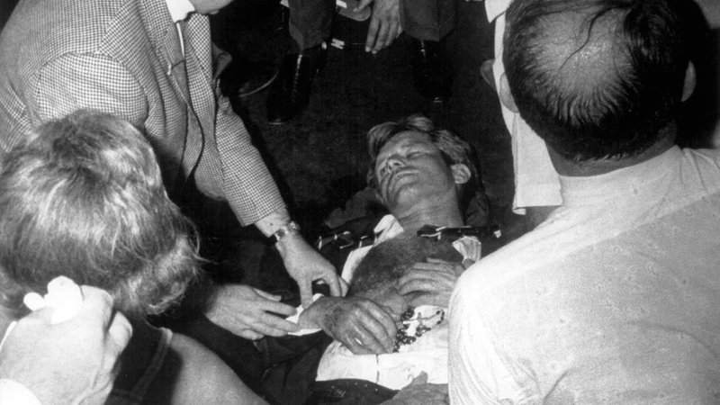 Fotografija: Robert F. Kennedy na tleh hotela Ambassador v Los Angelesu, kjer ga je ustrelil skrajnež Sirhan Sirhan. FOTO: Reuters