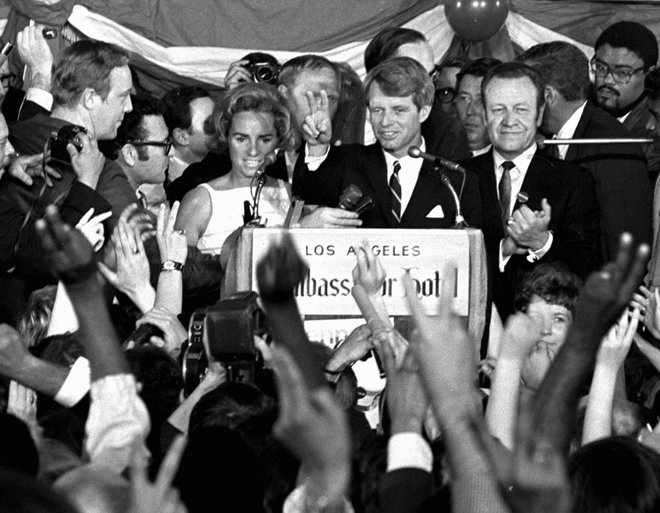 Robert F. Kennedy medtem ko je govoril zadnje besede preden je bil ustreljen. FOTO: AP
