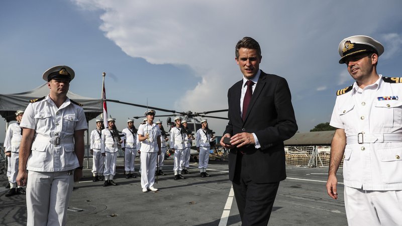 Fotografija: Britanski obrambni minister Gavin Williamson na obisku britanske vojaške ladje Sutherland med »Dialogom Shangri-La«, ki se je v nedeljo končal v Singapurju. FOTO: AP