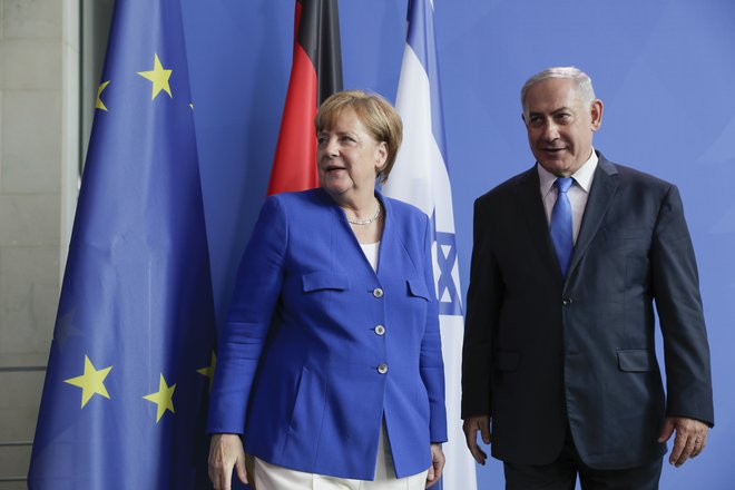 Netanjahu se je kanclerki, ki je obstoj Izraela spet imenovala nemški »Staatsräson«, zahvalil tudi za zavzemanje za izraelsko varnost in prihodnost. FOTO: Markus Schreiber/AP