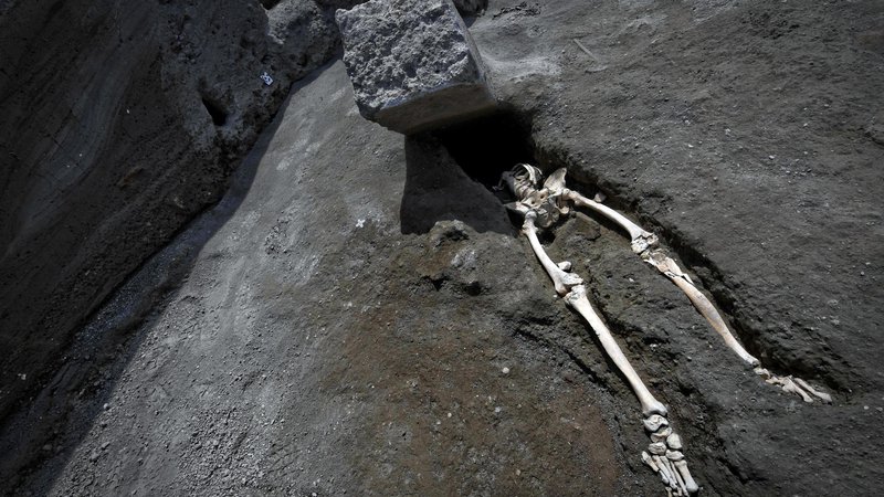 Fotografija: Moškega je ubila skala. FOTO: AP/Ciro Fusco