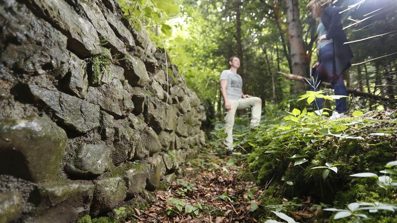 Fotografija: Jure Kusetič, arheolog, ki odstira skrivnosti ajdovskega zidu.