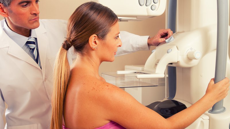 Fotografija: V presejanju za raka dojk so na mamografski pregled vsako drugo leto v sklopu programa Dora vabljene ženske med 50. in 69. letom starosti. To je obdobje, ko je največja verjetnost, da zbolijo za rakom dojk.