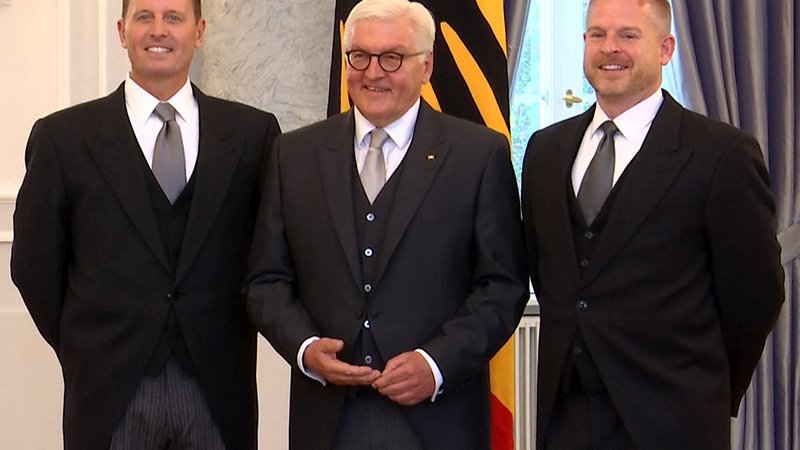 Fotografija: Richard Grenell (levo) še zdaleč ne ustreza tipični podobi konservativnega politika. Na fotografiji z nemškim predsednikom Frank-Walterjem Steinmeierjem in svojim partnerjem Matthewom Lasheyjem (desno). FOTO: Reuters