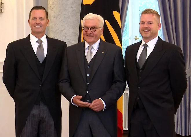 Richard Grenell (levo) še zdaleč ne ustreza tipični podobi konservativnega politika. Na fotografiji z nemškim predsednikom Frank-Walterjem Steinmeierjem in svojim partnerjem Matthewom Lasheyjem (desno). FOTO: Reuters