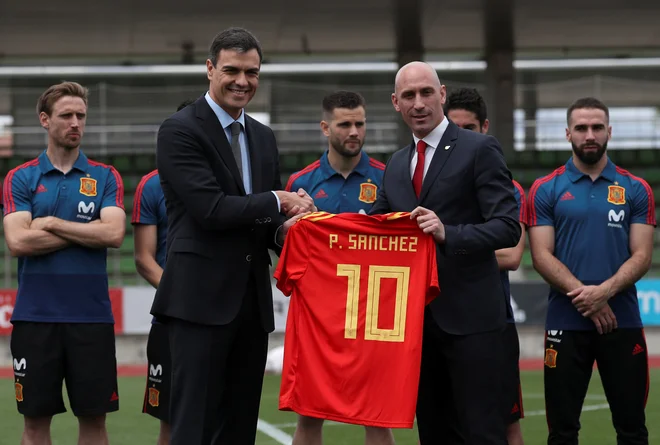Novi španski premier Pedro Sánchez &raquo;ima&laquo; svoj nogometni dres. FOTO: Reuters