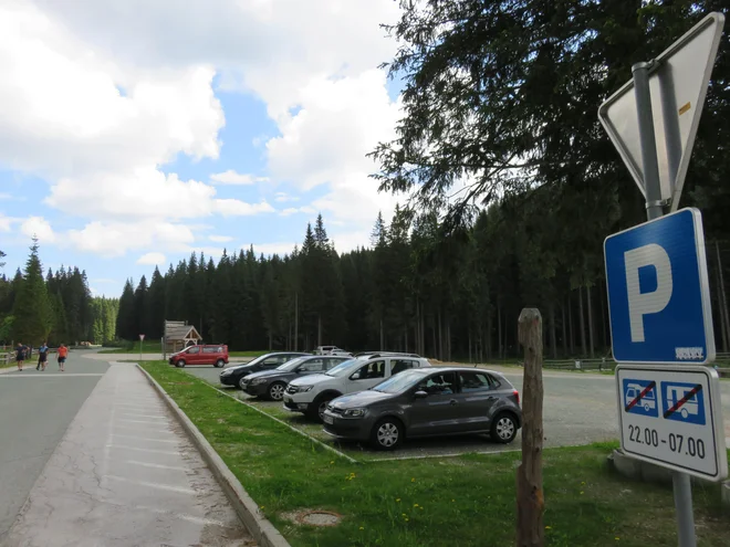 Na Rudnem polju na Pokljuki bodo prihodnji petek začeli zaračunavati parkirnino.<br />
Foto Blaž Račič