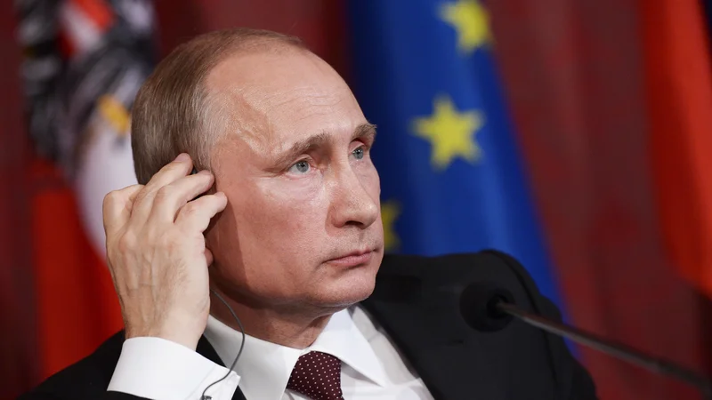 Fotografija: Putin je pojasnil, da ima Rusija 40 odstotkov svojih “zlatih rezerv” v evrih, zato ji ni v interesu, da bi oslabila Unijo in njeno skupno valuto. FOTO: AP