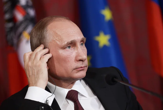Putin je pojasnil, da ima Rusija 40 odstotkov svojih &ldquo;zlatih rezerv&rdquo; v evrih, zato ji ni v interesu, da bi oslabila Unijo in njeno skupno valuto. FOTO: AP