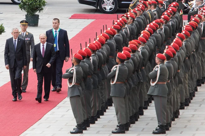 Obisk, ki ga je varovalo 800 vojakov in enako število policistov, je bil kratek, a pomemben za državi, ki ju povezujejo tesni gospodarski odnosi. FOTO: AFP