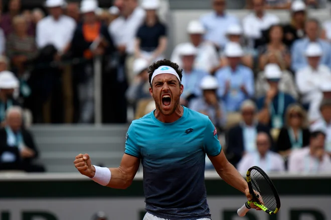 Marco Cecchinato se je včeraj na OP Francije veselil največje zmage v teniški karieri. Foto AFP