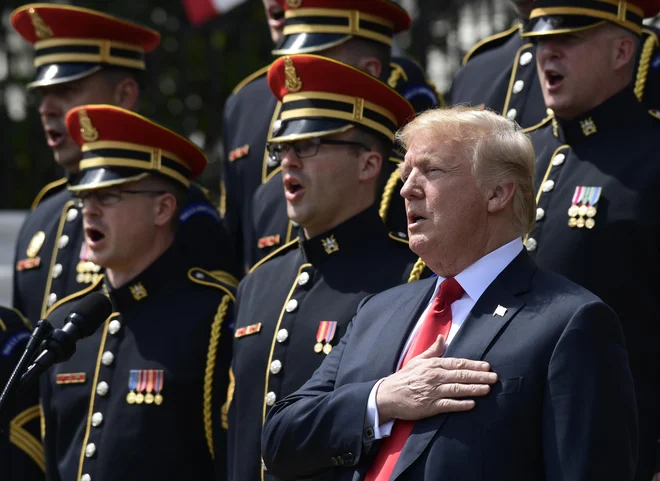 Pevski del nastopa Donaldu Trumpu ni šel preveč od rok, besedilo mu je ušlo že med himno. FOTO: AP