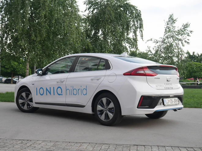 Hyundai ioniq se oblikovno zgleduje tako po oplu amperi kot toyoti priusu. Načeloma gre za iskanje idealne oblike kapljice, ki omogoča praktično vožnjo s čim manj zračnega upora. Pri tem trpi preglednost, predvsem nazaj. FOTO: Boštjan Okorn