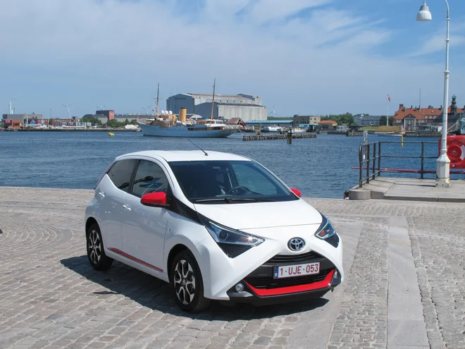 Toyota aygo v prenovljeni podobi ohranja osnovne poteze predhodnika in jih nadgrajuje &ndash; tako kot notranjost in vozniško izkušnjo. FOTO: Blaž Kondža