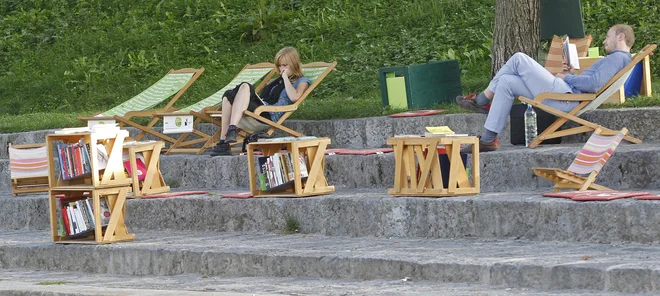 Knjižnica pod krošnjami je že v polnem zamahu. Foto: Tomi Lombar