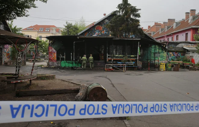 Ponoči je zgorel klub Jalla Jalla na Metelkovi. Foto Jože Suhadolnik