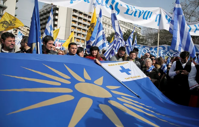 Protestniki v Atenah, ki nasprotujejo imenu Makedonija za Makedonijo. FOTO: Reuters