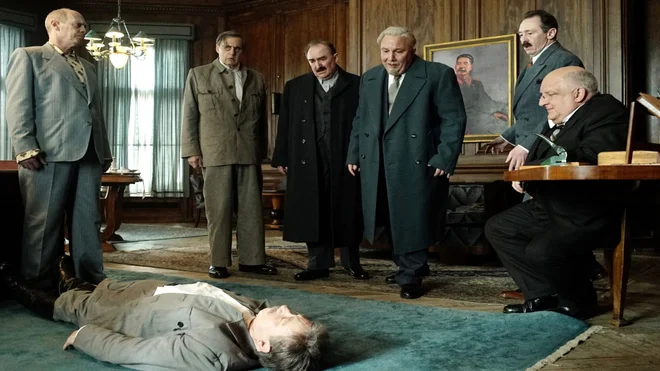 Ko je Stalin nenadoma umrl zaradi možganske kapi, se je med njegovimi najožjimi sodelavci začel boj za oblast in preživetje. FOTO: Imdb
