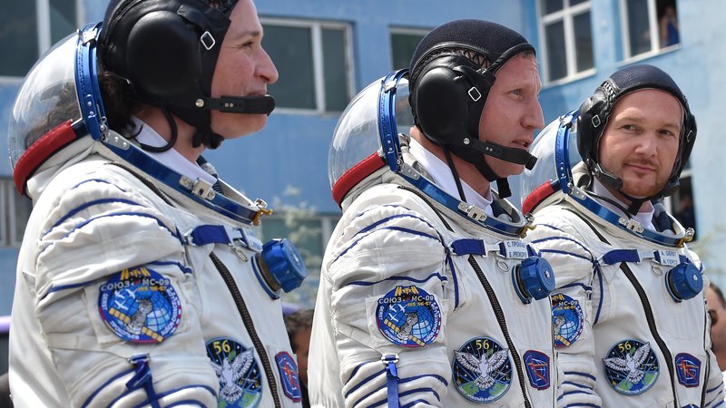 Fotografija: Astronavtka ameriške vesoljske agencije Serena Aunon-Chancellor, ruski kozmonavt Sergej Prokopjev in Nemec Alexander Gerst. FOTO: Vyacheslav Oseledko/AFP