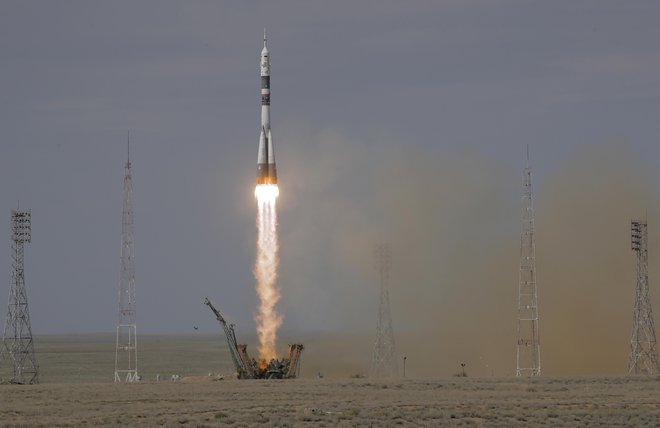 Ruska raketa s kapsulo sojuz MS-09. Kapsula bo do ISS prispela 8. junija. FOTO: Dmitri Lovetsky/AP