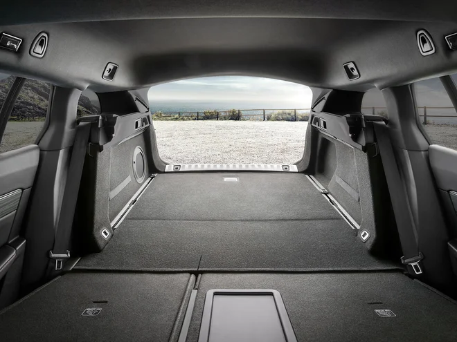 V dolžino meri 4,78 metra (zgolj 3 centimetre več kot petvratna limuzina in 5 centimetrov manj kot prejšnja generacija), v prtljažniku pa je prostora za 530 litrov. Foto Peugeot