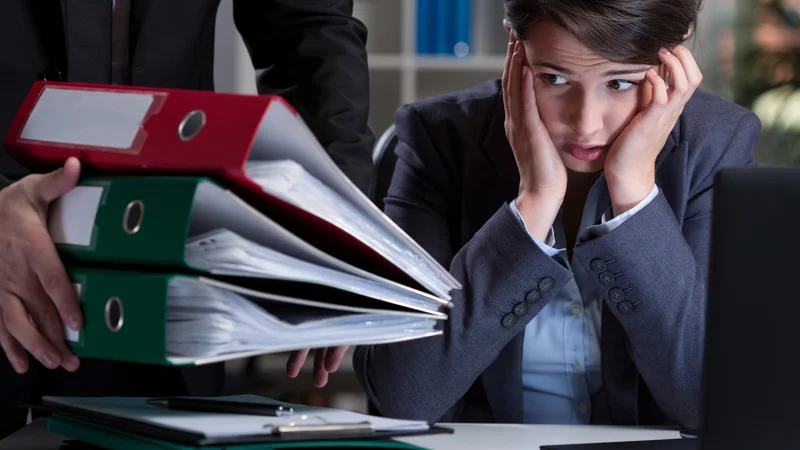 Fotografija: Zaposleni, ki s svojo plačo živijo na eksistenčnem robu, se redko sami odločijo za odhod, čeprav imajo pogosto veliko razlogov za to – realnih možnosti pa malo. FOTO: Shutterstock