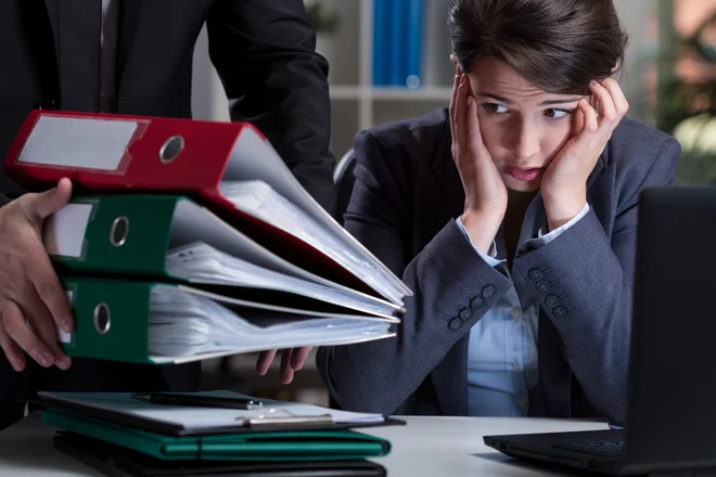 Zaposleni, ki s svojo plačo živijo na eksistenčnem robu, se redko sami odločijo za odhod, čeprav imajo pogosto veliko razlogov za to &ndash; realnih možnosti pa malo. FOTO: Shutterstock