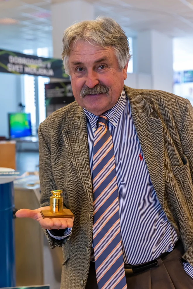 Zlata utež predstavlja materializirano mero za maso,&nbsp;Evropska organizacija za metrologijo, EURAMET,&nbsp; jo podarja kot priznanje za dolgoletno delo na področju meroslovja,&nbsp;prejel ga je tudi prof. dr. Janko Drnovšek. FOTO: Arhiv fakultete za elektrotehniko