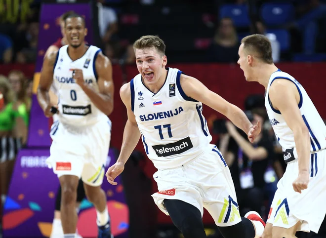 Bodo Luka Dončić (77), Anthony Randolph (levo) in Klemen Prepelič (desno) čez tri tedne skupaj igrali v Stožicah?<br />
Foto: AP