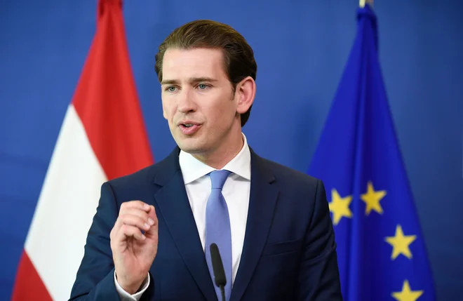 Rešene begunce bi bilo poleg tega treba prepeljati v azilni center izven EU, je dejal Sebastian Kurz. FOTO: John Thys/AFP