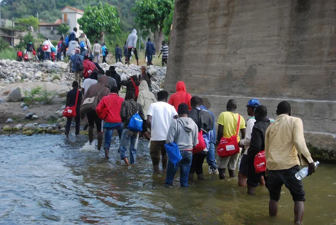 To niso begunci in ne migranti. To so ljudje. Nekomu hčere, sinovi, bratje, sestre, očetje, matere in prijatelji. FOTO: AP
