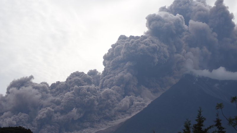 Fotografija: Izbruh vulkana Fuego. FOTO: Orlando Estrada/AFP