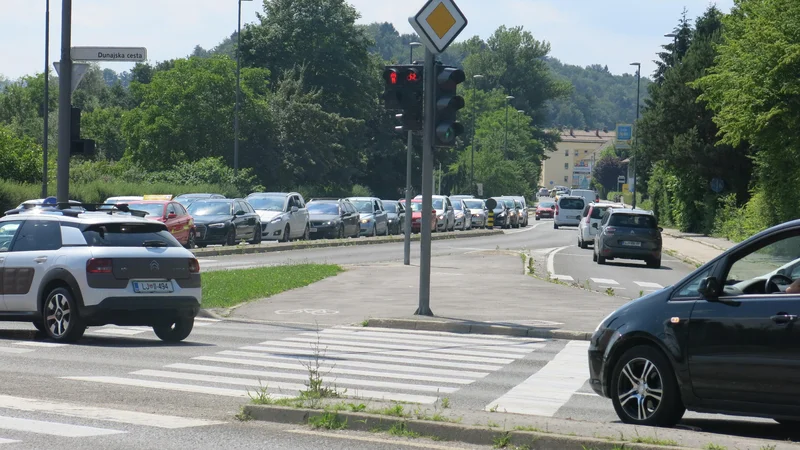 Fotografija: V križišču Dunajske in Štajerske ceste na koncu Črnuč imajo vsi, ki zavijajo proti Trzinu, v popoldanskih konicah velike težave, saj je interval na semaforju prekratek. Zato nastajajo kolone vse do cerkve. FOTO: Janez Petkovšek