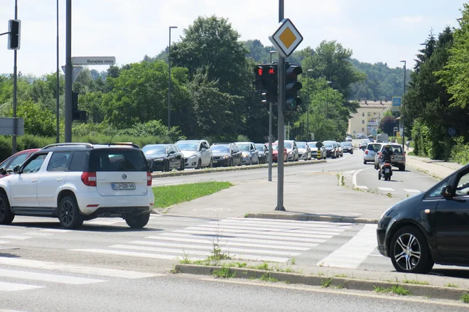 V križišču Dunajske in Štajerske ceste na koncu Črnuč imajo vsi, ki zavijajo proti Trzinu, v popoldanskih konicah velike težave, saj je interval na semaforju prekratek. Zato nastajajo kolone vse do cerkve. FOTO: Janez Petkovšek