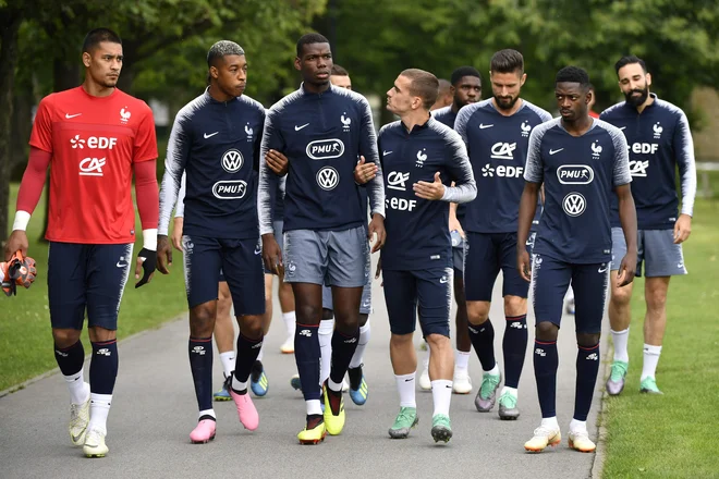 Vratar Areola, branilec Kimpembe, vezist Pogba in napadalci Griezmann, Giroud in Dembele med hojo v vadbenem središču Clairefontaine-en-Yvelines pri Parizu. FOTO: AFP