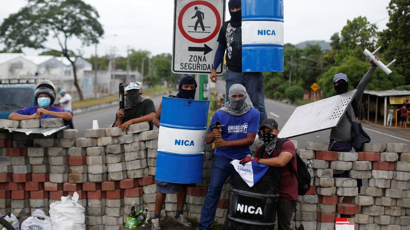 Fotografija: Gesla upornih študentov so podobna sandinističnim geslom v boju proti Somozi, ki jih je vodil Ortega. FOTO: Reuters