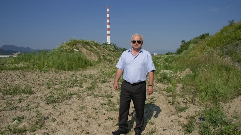 Fotografija: Boris Šuštar na črnem odlagališču v Bukovžlaku. FOTO Brane Piano/DELO