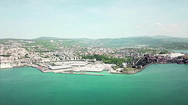 Tržaško pristanišče se širi ob lesnem terminalu. Foto Arhiv Luka trst