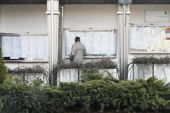 Med iskanjem zaposlitve upravičenci dobivajo denarno nadomestilo. Foto Uroš Hočevar