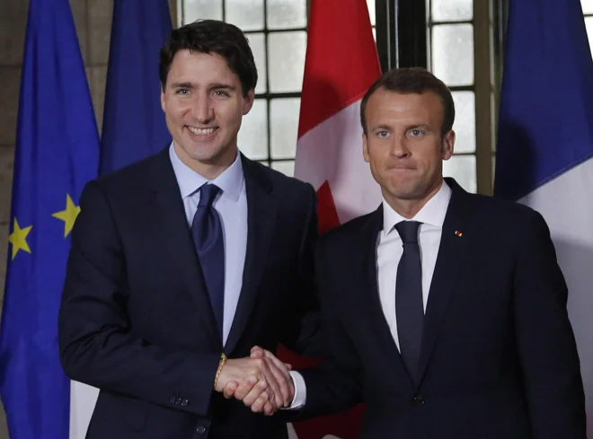 Kanadski premier Justin Trudeau in francoski predsednik Emmanuel Macron. FOTO: AP
