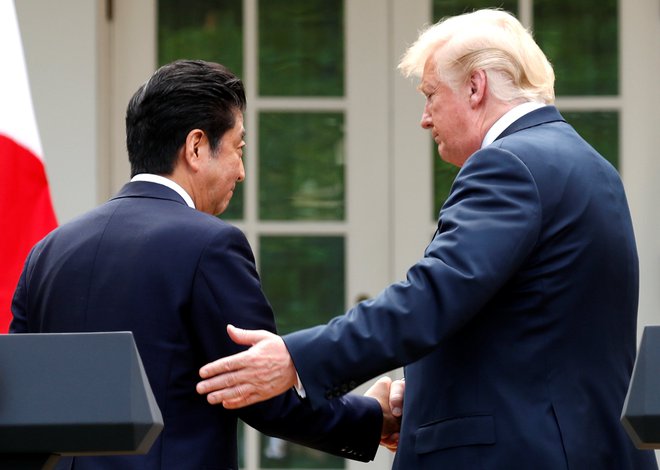 Trump je po srečanju z Abejem pohvalil Japonsko, ker ta kupuje veliko vojaške opreme od ZDA. FOTO: Reuters