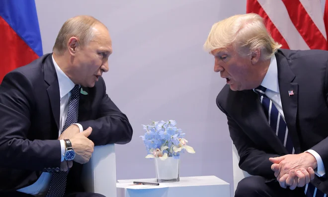 Vladimir Putin in Donald Trump sta se lani sestala v Hamburgu. FOTO: Reuters
