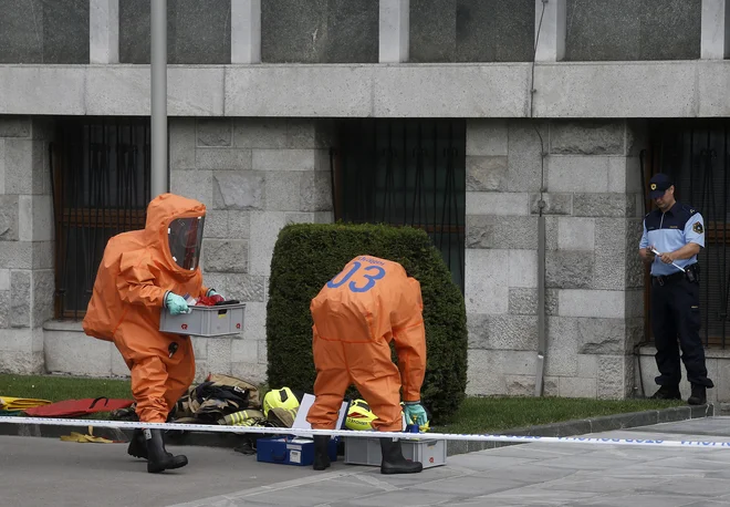 Sumljivi prah v prostorih državnega zbora. FOTO: Blaž Samec