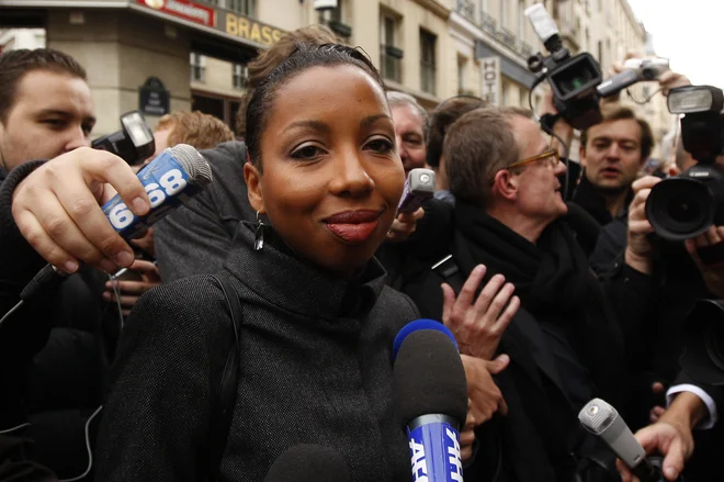 Francoska pisateljica Marie Ndiaye po prejetju Goncourtove nagrade za njen roman <em>Tri močne ženske</em> leta 2009. FOTO: REUTERS/Benoit Tessier
