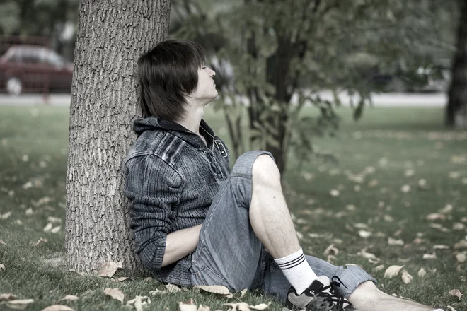 Mladi poiščejo pomoč šele takrat, ko je kriza že zelo huda. FOTO: Shutterstock