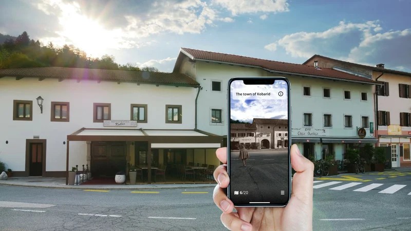 Fotografija: S pomočjo računalniškega vida se stare fotografije kot kolaž zlepijo s pogledom kamere mobilnega telefona. FOTO: Fundacija Poti miru v Posočju