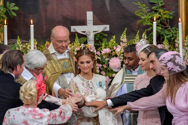 Švedska princesa Madeleine je krstila svojo hčerkico Adrienne v kapeli štokholmske palače Drottningholm. Na krstu je prisostvovala večina kraljeve družine. Foto Jonas Ekstromer Afp