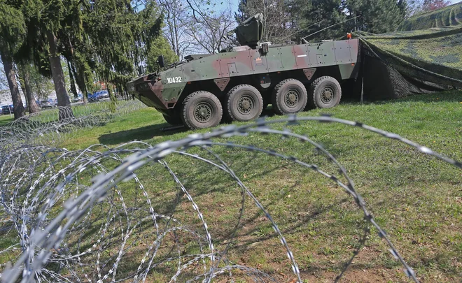 Slovenija naj bi po neuradnih ocenah letos za obrambo namenila odstotek BDP. FOTO: Tadej Regent/delo