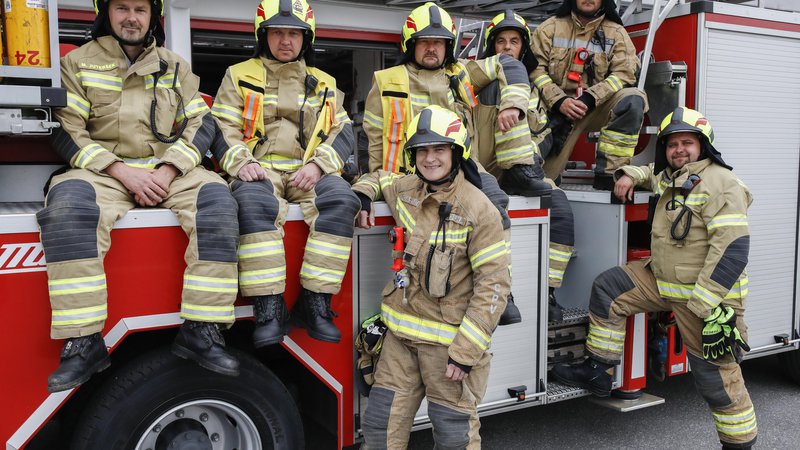 Fotografija: Marjan Bolhar, gasilec in svetovni prvak v kikboksu (na sredini spodaj) s sodelavci. FOTO: Uroš Hočevar